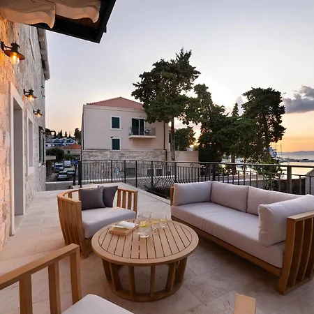 Stefi Villa *