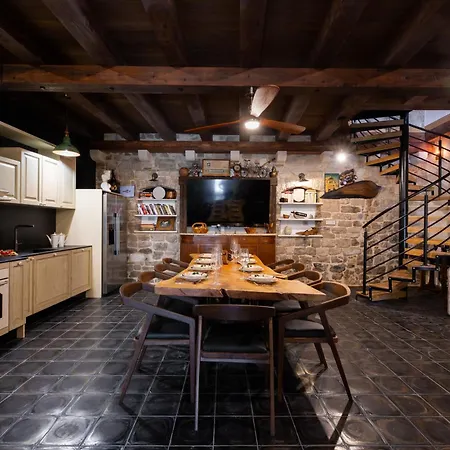 Stefi Villa *